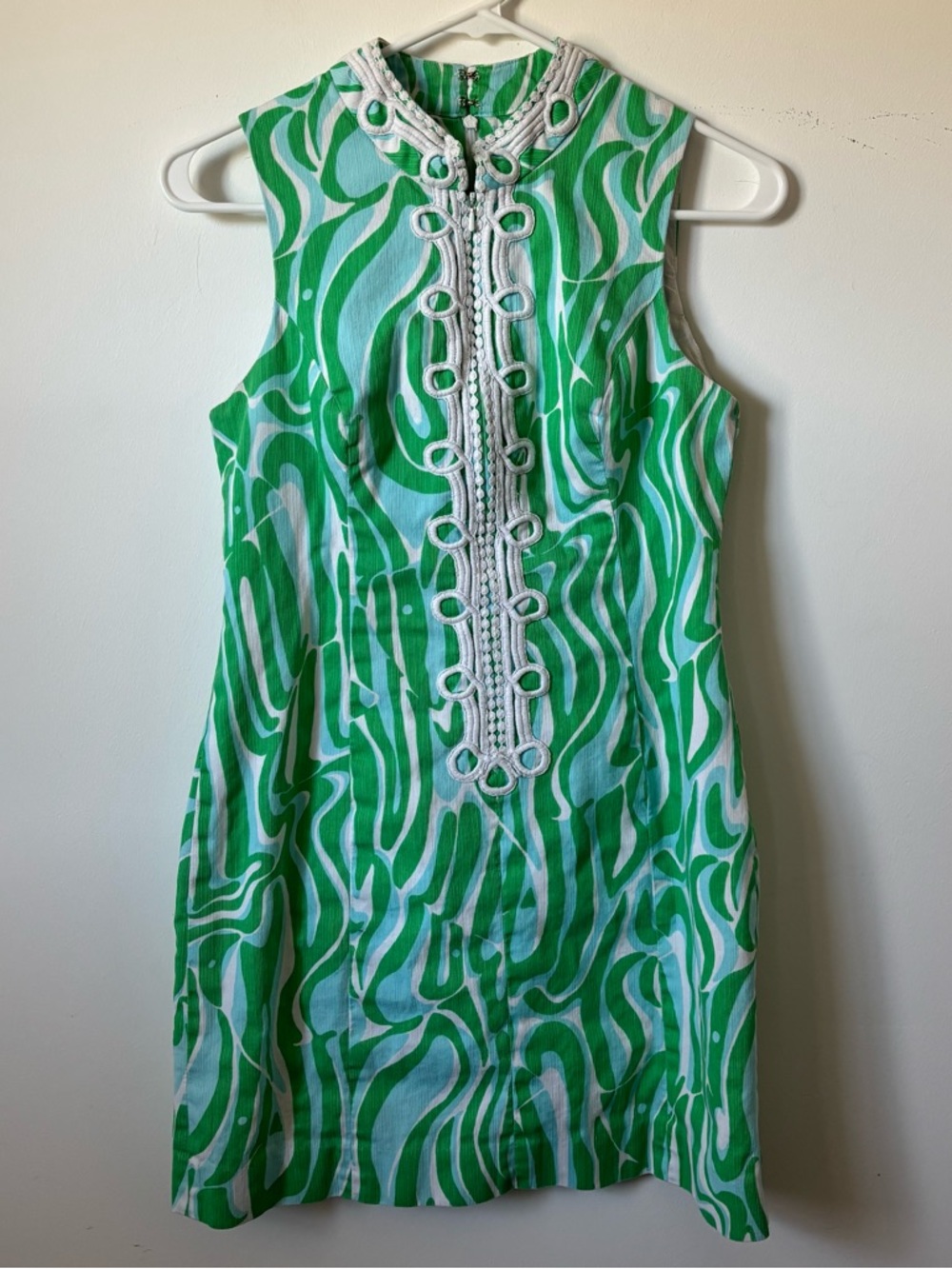 Sleeveless Green Wave-Print Shift Dress with Decorative Trim - Picture 7 of 14
